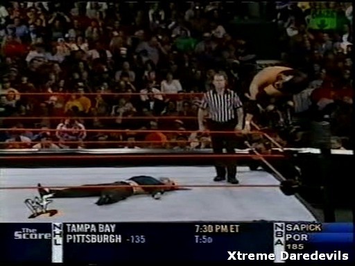 WWE-11-03-2001_219.jpg