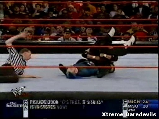 WWE-11-03-2001_243.jpg