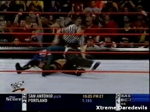 WWE-11-03-2001_272.jpg