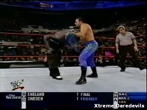WWE-11-10-2001_143.jpg