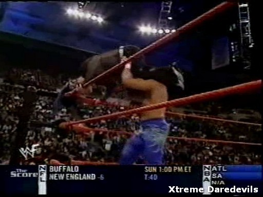 WWE-11-10-2001_152.jpg