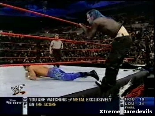 WWE-11-10-2001_190.jpg